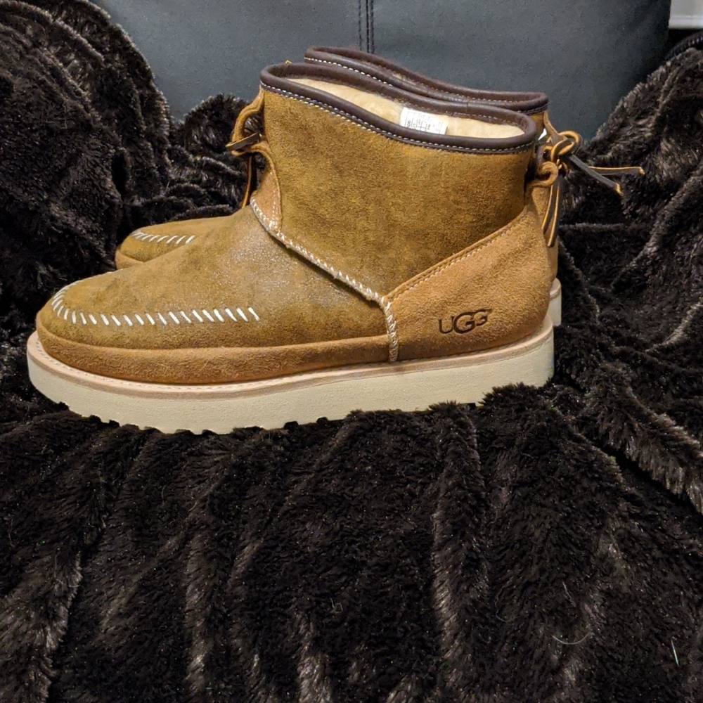 NWOT Men/Women UGG CAMPFIRE BOMBER PULL-ON BOOT